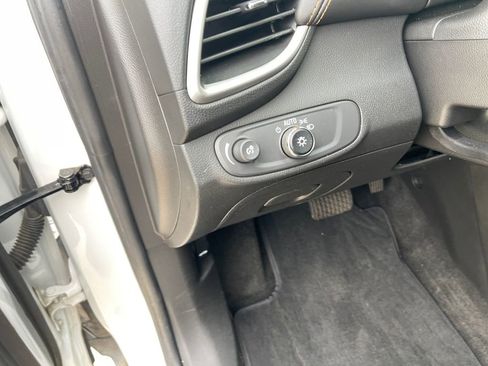 Used 2022 Chevrolet Trax LT w/ LT Convenience Package image 25