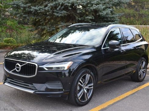 Used 2018 Volvo XC60 T5 Momentum w/ Vision Package image 3