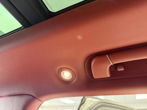 Used 2018 Bentley Bentayga Mulliner AWD/4WD image 32