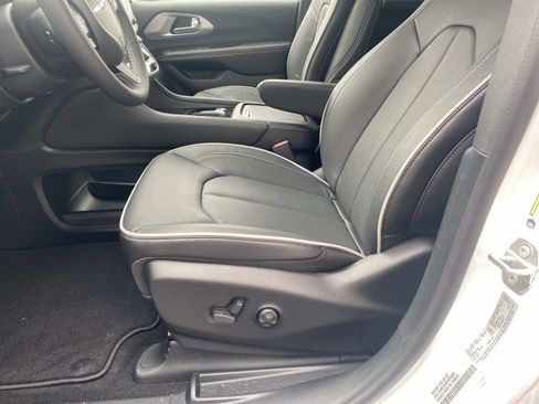 New 2026 Chrysler Pacifica Limited image 12