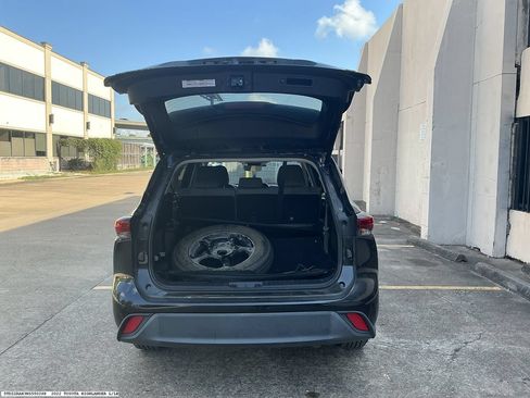 Used 2022 Toyota Highlander LE FWD image 10