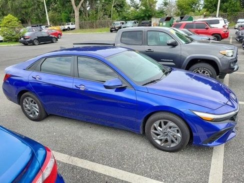 Used 2025 Hyundai Elantra Hybrid FWD image 3