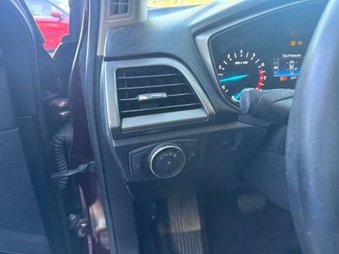 Used 2017 Ford Fusion SE FWD image 12