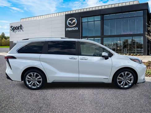 Used 2021 Toyota Sienna Platinum image 2