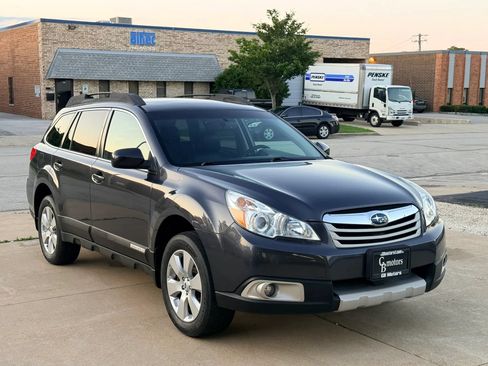 Used 2012 Subaru Outback 3.6R Limited w/ Moonroof Pkg AWD/4WD image 3