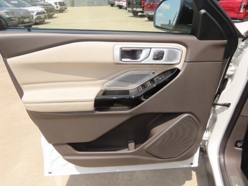 Used 2023 Ford Explorer Platinum w/ Technology Package AWD/4WD image 23