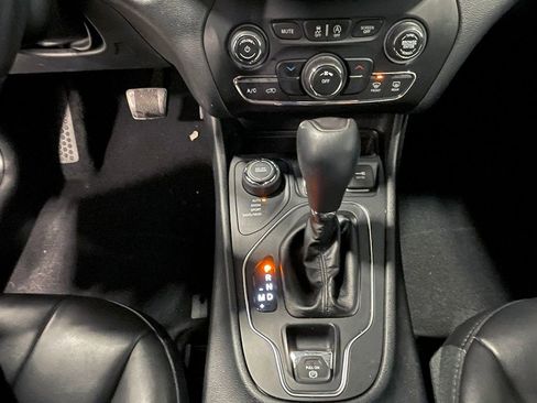 Used 2019 Jeep Cherokee Latitude Plus image 29