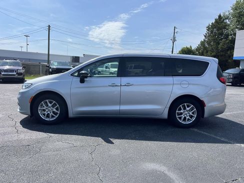 Used 2024 Chrysler Pacifica Touring-L FWD image 6