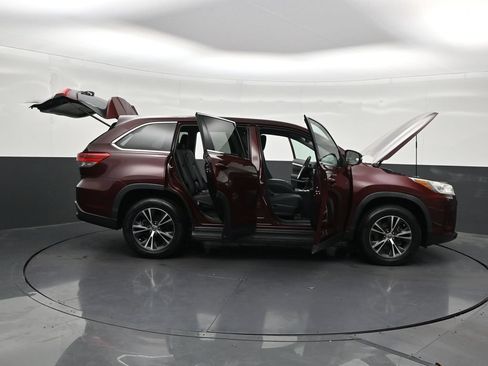 Used 2019 Toyota Highlander LE FWD image 33