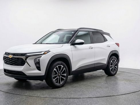 Used 2025 Chevrolet TrailBlazer LT image 3