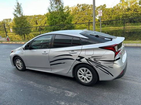Used 2019 Toyota Prius LE FWD image 4