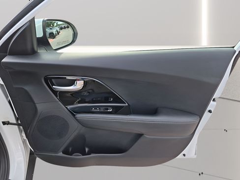 Used 2020 Kia Niro LXS FWD image 37