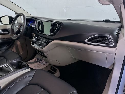 Used 2024 Chrysler Pacifica Touring-L FWD image 28