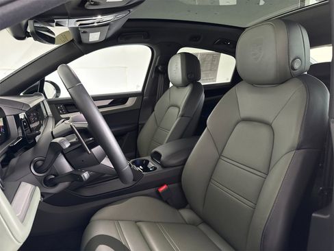 Used 2025 Porsche Cayenne Coupe image 5