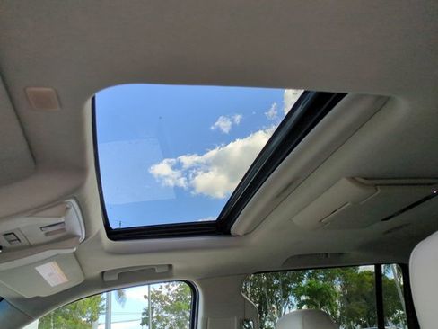 Used 2019 Cadillac Escalade ESV Premium Luxury image 19