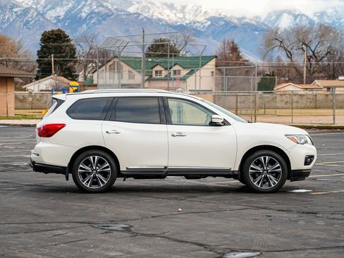 Used 2018 Nissan Pathfinder Platinum image 4