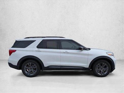 Used 2023 Ford Explorer XLT w/ Equipment Group 202A RWD image 4