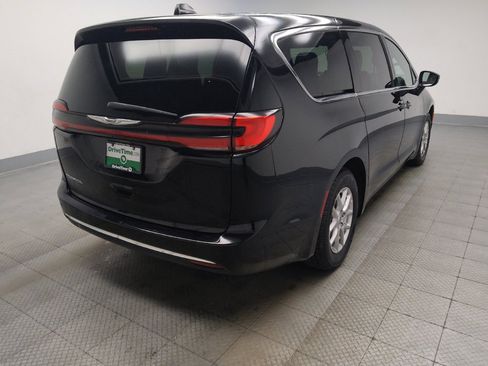 Used 2025 Chrysler Pacifica Select FWD image 9
