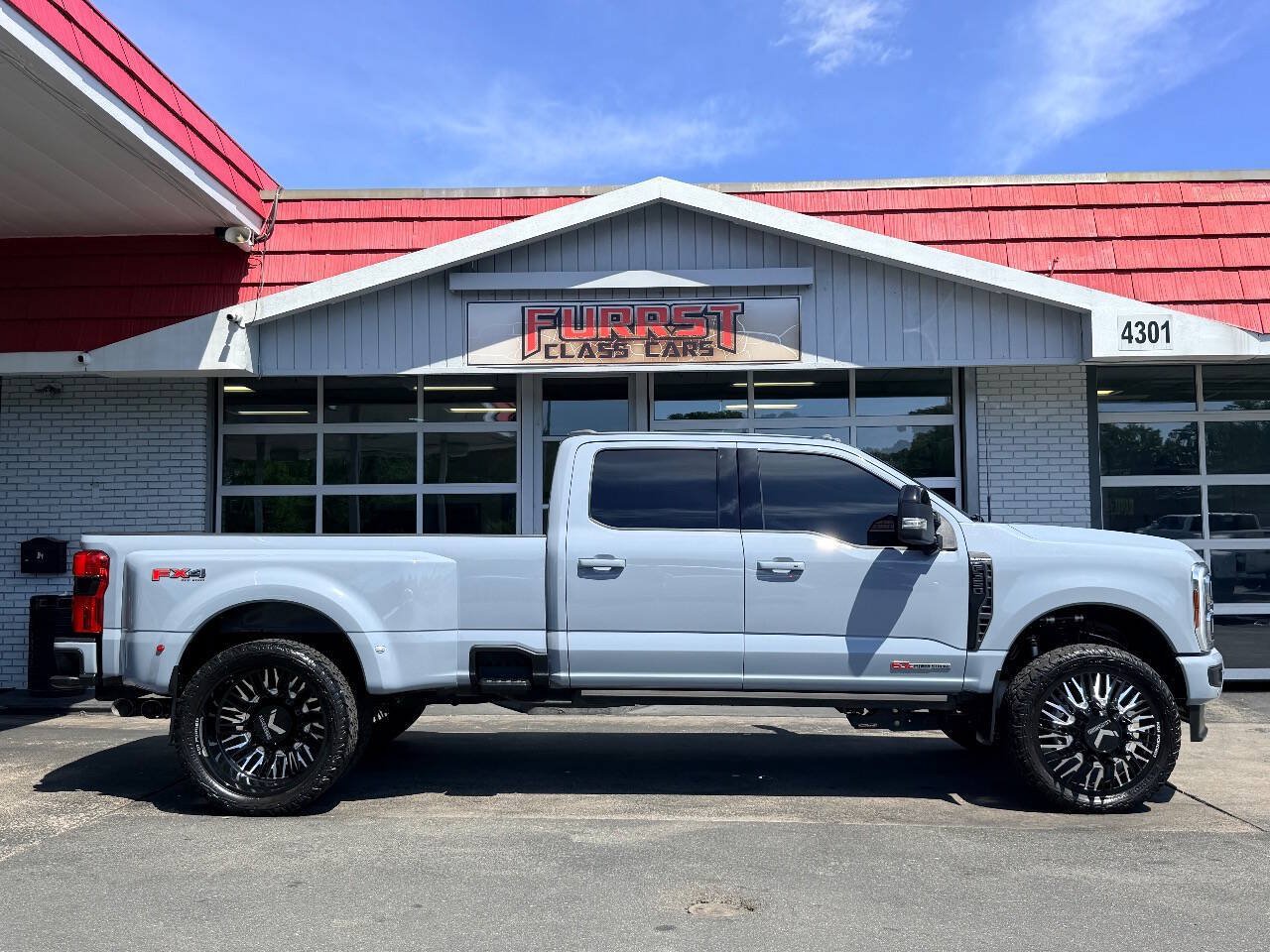 Used 2025 Ford F350 Platinum w/ FX4 Off-Road Package AWD/4WD image 2