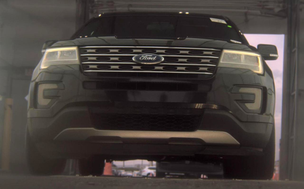 Used 2017 Ford Explorer XLT FWD image 3
