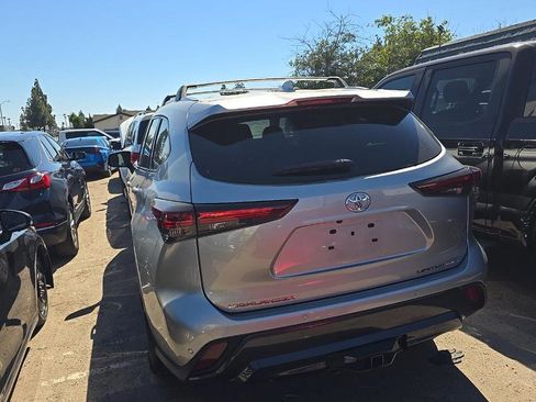 Used 2024 Toyota Highlander Limited image 3