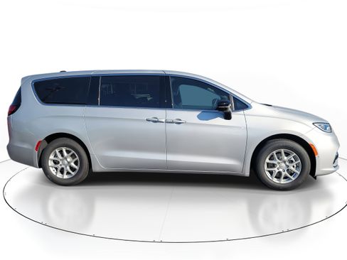 New 2026 Chrysler Pacifica Select image 5