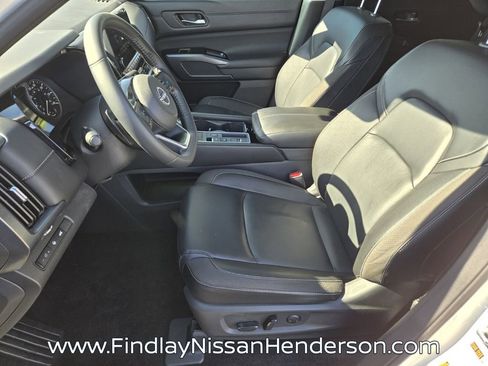 Used 2024 Nissan Pathfinder SL FWD image 10