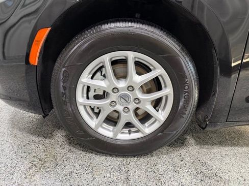 Used 2024 Chrysler Pacifica Touring-L image 26