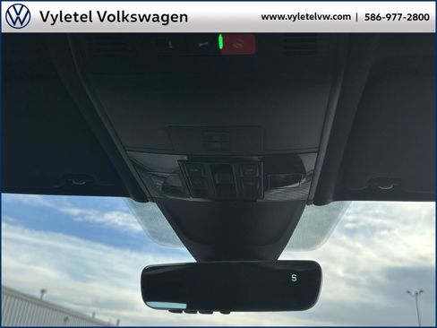 Certified 2022 Volkswagen Tiguan SEL R-Line image 32
