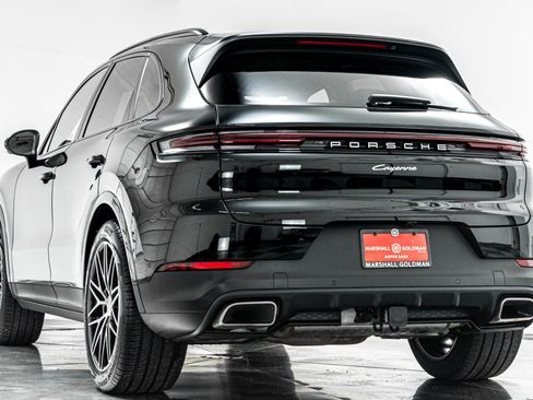 Used 2025 Porsche Cayenne AWD/4WD image 7