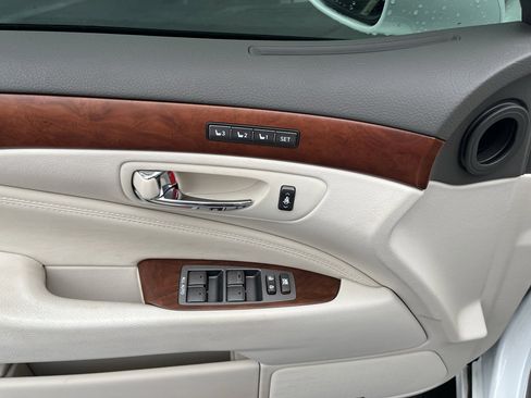 Used 2011 Lexus LS 460 w/ Comfort Pkg image 9