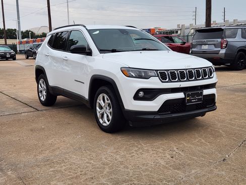 Used 2024 Jeep Compass Latitude AWD/4WD image 4