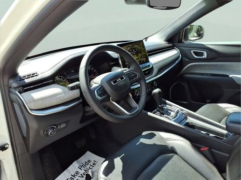 Used 2023 Jeep Compass Latitude AWD/4WD image 14