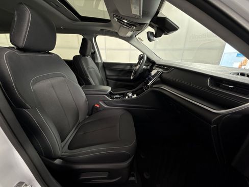 Used 2023 Jeep Grand Cherokee L Laredo image 27