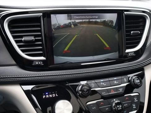 Used 2024 Chrysler Pacifica Touring-L image 17