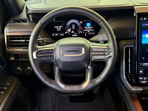 Used 2025 GMC Yukon XL Denali AWD/4WD image 18