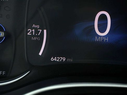 Used 2023 Chrysler Pacifica Touring-L FWD image 33