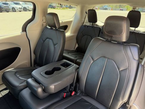 Used 2017 Chrysler Pacifica Touring-L Plus w/ Tire & Wheel Group image 39