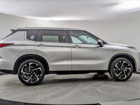 Used 2024 Mitsubishi Outlander SE image 9