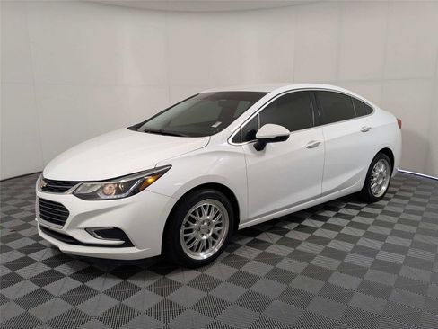 Used 2017 Chevrolet Cruze Premier image 2