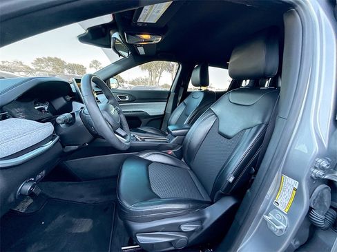 Used 2023 Jeep Compass Latitude image 23