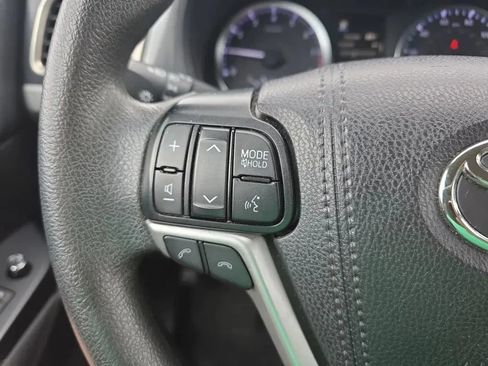 Used 2019 Toyota Highlander LE AWD/4WD image 18