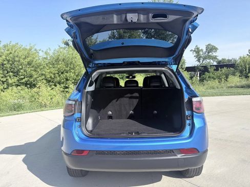 Used 2018 Jeep Compass Latitude w/ Popular Equipment Group AWD/4WD image 8