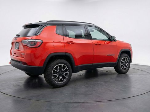 Used 2025 Jeep Compass Trailhawk AWD/4WD image 9
