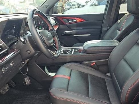 Used 2024 Chevrolet Traverse RS FWD image 5