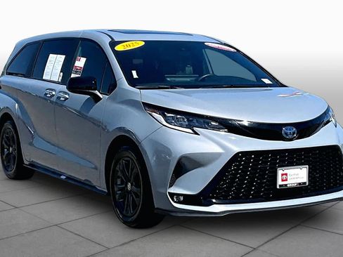 Used 2025 Toyota Sienna XSE AWD/4WD image 2