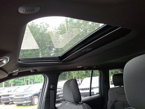 New 2025 Jeep Grand Cherokee Laredo X w/ Luxury Tech Group I image 8