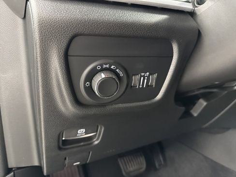 Used 2025 Jeep Grand Cherokee Laredo X image 17