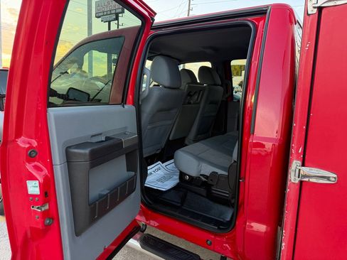 Used 2011 Ford F550 4x4 Crew Cab Super Duty w/ XLT Interior Pkg image 17