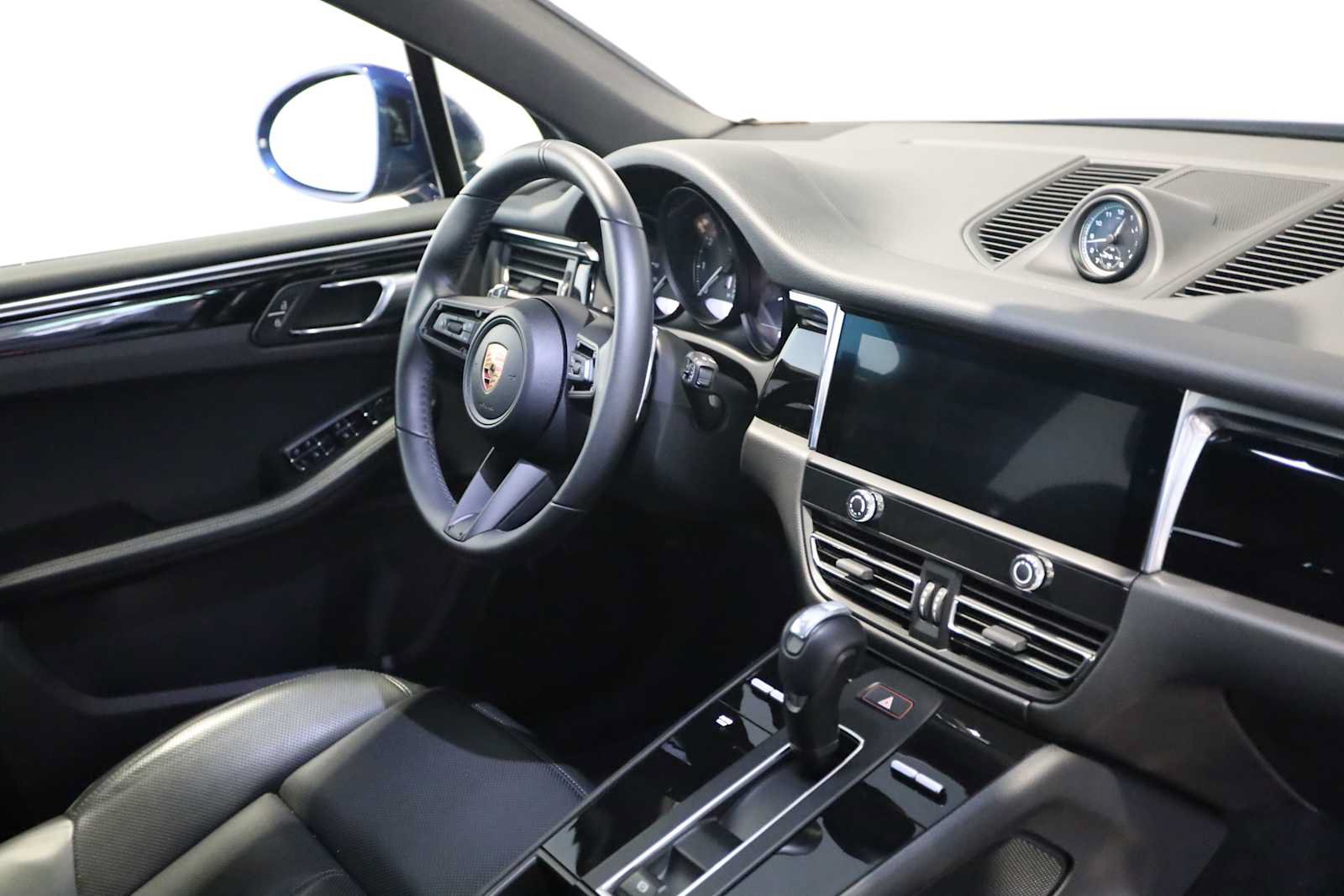 Used 2025 Porsche Macan AWD/4WD image 11
